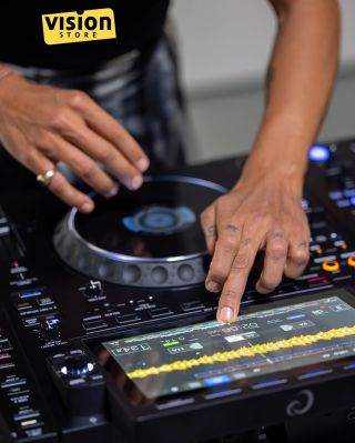 Zajímavosti o AlphaTheta CDJ-3000X - Integrované Wi-Fi a NFC Díky bezdrátovému připojení a technologii NFC lze jednoduše...